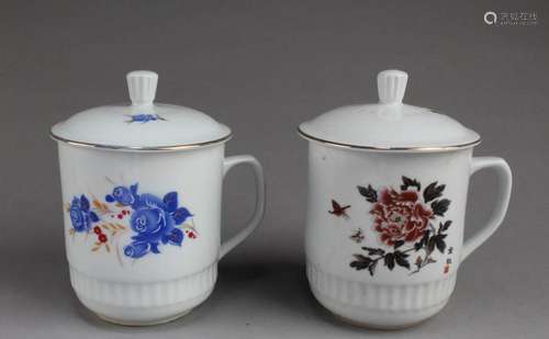 A PAIR OF CHINESE PORCELAIN CUPS WITH LID