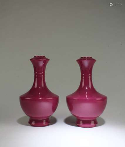 A PAIR OF CHINESE PORCELAIN VASES