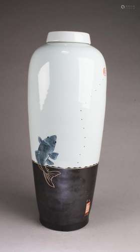 A PORCELAIN VASE WITH LID