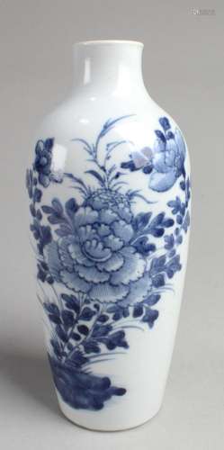 CHINESE BLUE & WHITE PORCELAIN VASE