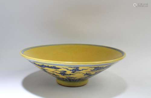 CHINESE FAMILLE JAUNE PORCELAIN BOWL