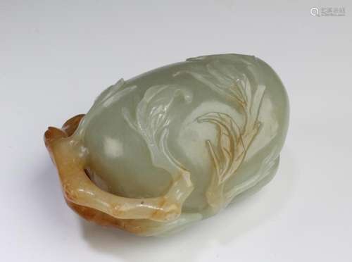 A CARVED JADE PEACH-SHAPED ORNAMENT