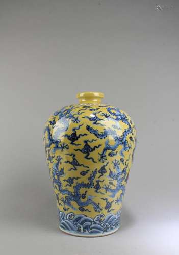 CHINESE FAMILLE JAUNE PORCELAIN MEIPING VASE