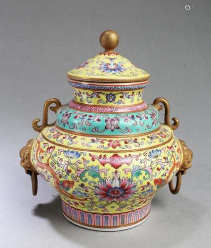 CHINESE FAMILLE JAUNE PORCELAIN JAR WITH LID