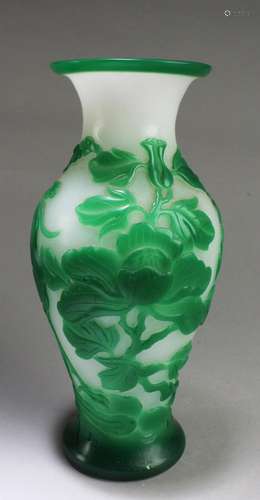 CHINESE PEKING GLASS VASE