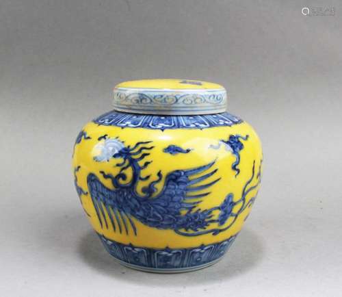 CHINESE FAMILLE JAUNE PORCELAIN ROUND CONTAINER