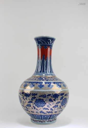 CHINESE PORCELAIN VASE