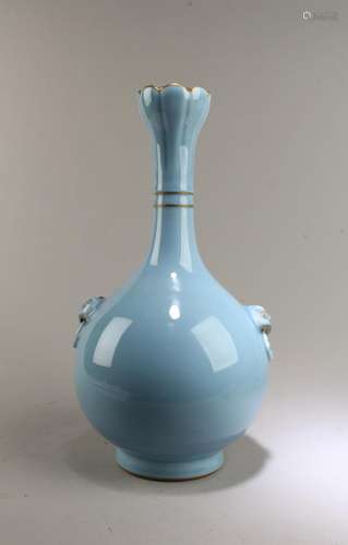 CHINESE PORCELAIN VASE