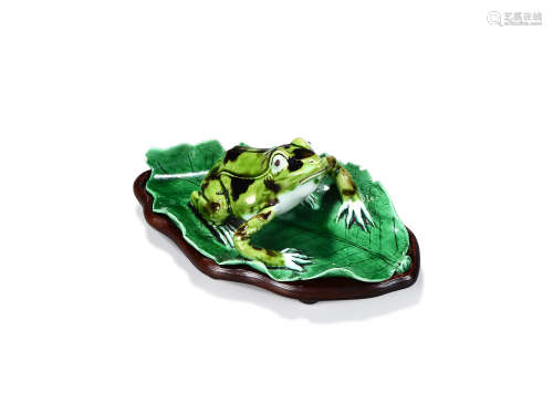 清早期 绿釉点彩瓷雕青蛙荷叶形摆件