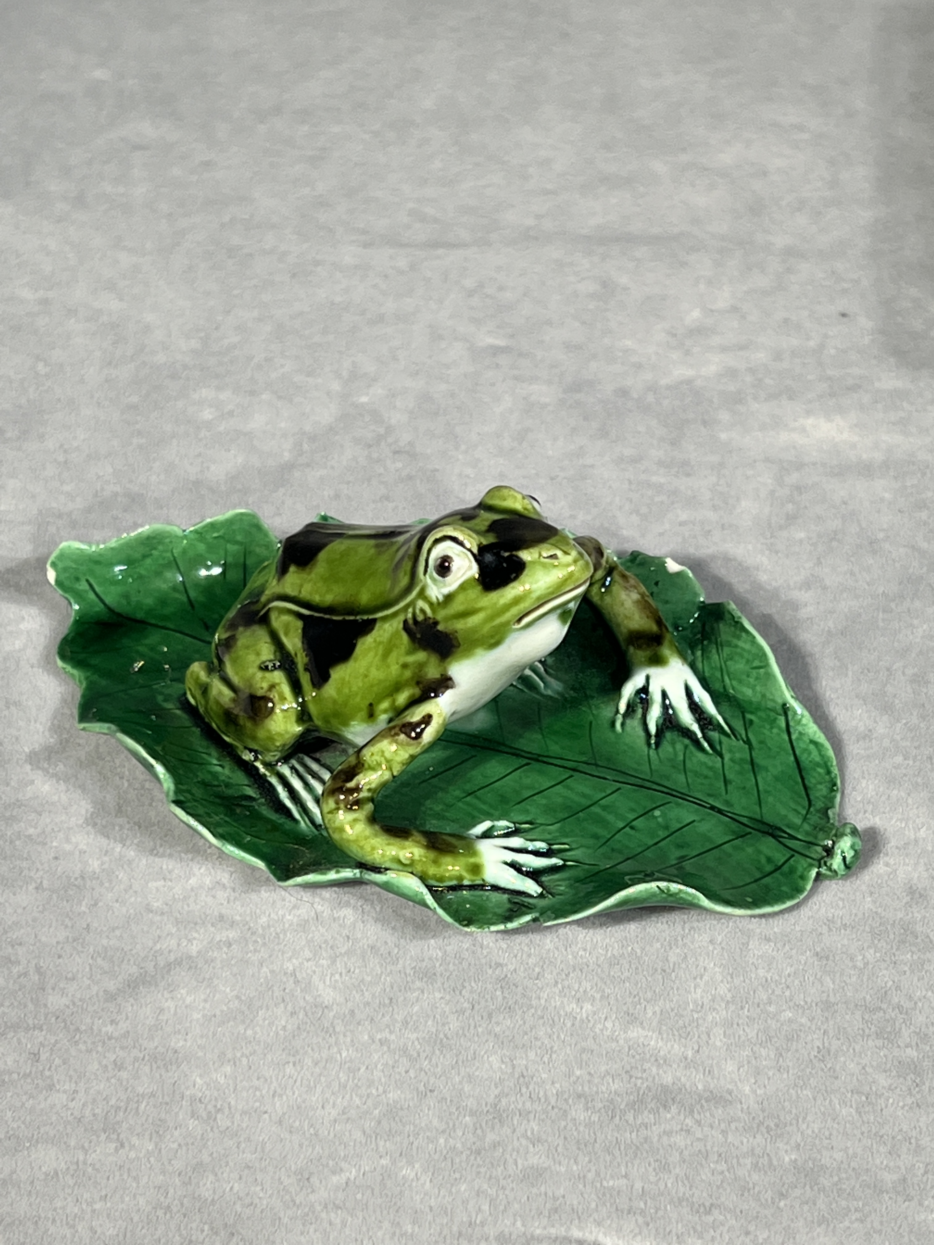 清早期绿釉点彩瓷雕青蛙荷叶形摆件
