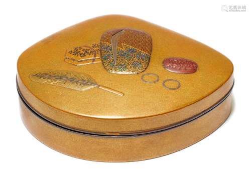 A SMALL LACQUER BOX IN THE SHAPE OF A SHELL.Japan, 19th c. W...