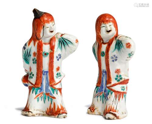 A PAIR OF KAKIEMON FIGURES.Japan, 17th c. Height 15 cm.Two c...