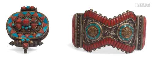 BRACELET AND AMULET CASE.Tibet, 20th c. Bracelet: L 19.8 cm,...