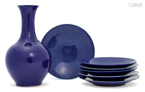 DARK BLUE VASE WITH SIX PLATES.China, 19th century. Vase H 3...