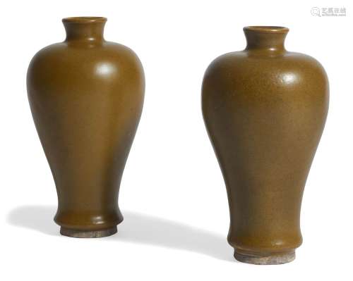 PAIR OF SMALL MEIPING VASES.China, 19th c. H 15 cm.Tea dust ...