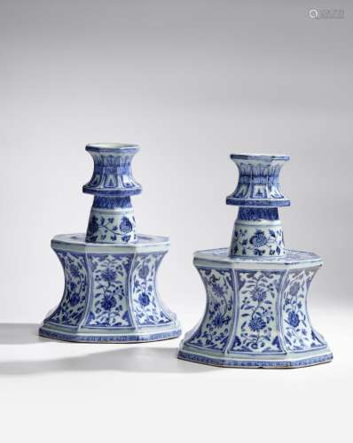 AN EXCEPTIONALLY RARE AND IMPORTANT PAIR OF BLUE AND WHITE O...