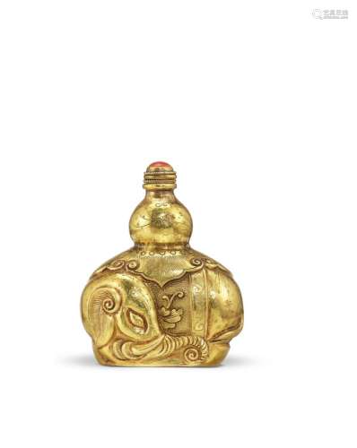 A GOLD 'ELEPHANT AND VASE' SNUFF BOTTLE 19th century...