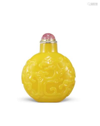 A YELLOW GLASS 'CHILONG AND PHOENIX' SNUFF BOTTLE Qi...