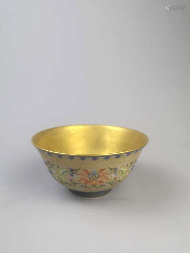 清代珐琅彩金地花卉纹碗