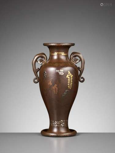 AN BRONZE AND PARCEL-GILT AMPHORA VASE