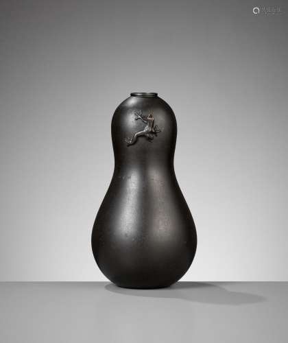 SHINZUI: A BRONZE DOUBLE-GOURD-FORM VASE WITH A FROG