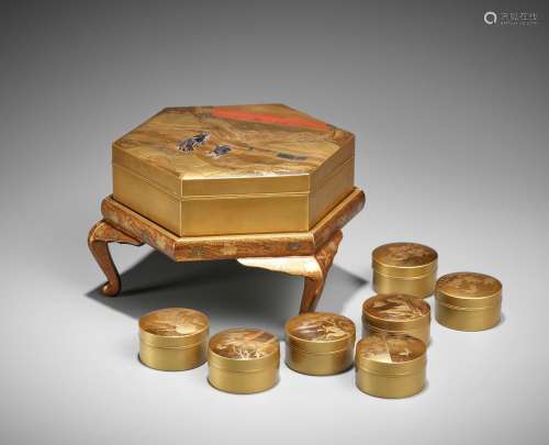 A SUPERB AND VERY RARE OCTAGONAL LACQUER BOX WITH EN SUITE S...