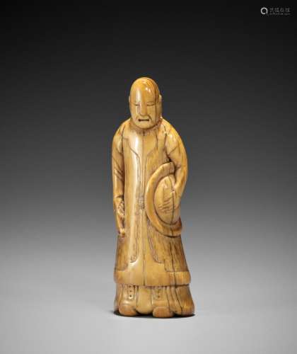 Ɏ AN EARLY IVORY NETSUKE OF A CHINESE OFFICIAL