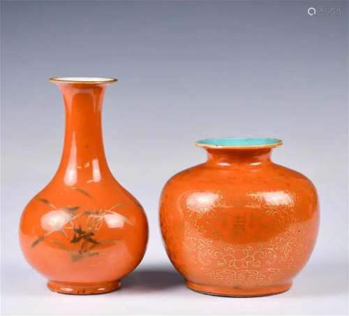 A Set of Two Iron-Red Vases Republican Period