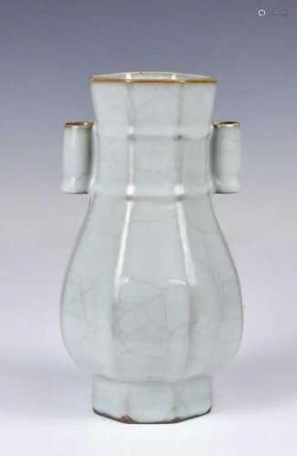 A Song Style Celadon-Glazed Crackled Vase/ Box