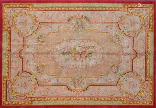 Important tapis de style Savonnerie du XXe<br />
Tapis au po...