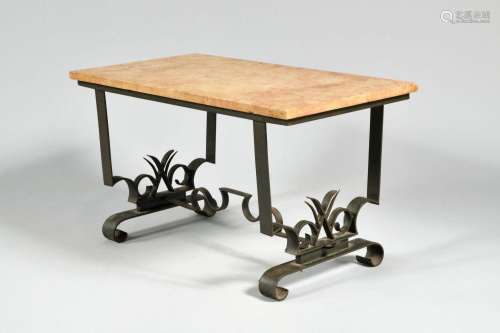 RAYMOND SUBES (1891-1970), ATTRIBUE A Table basse à plateau ...