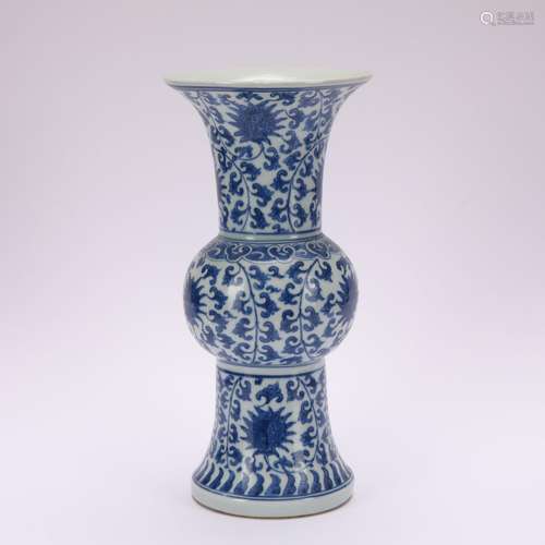 A blue and white winding stem pattern vase