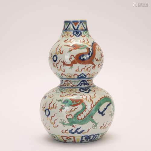 A Wu cai 'dragon' gourd-shaped vase