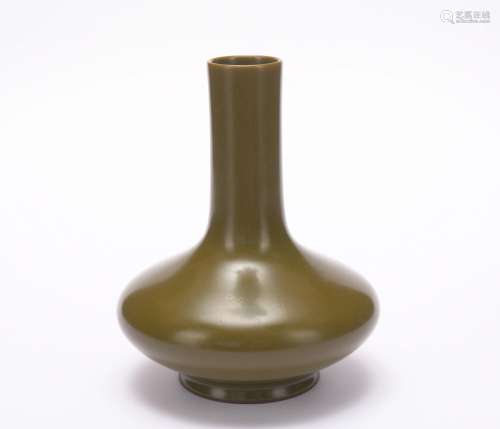 A teadust-glazed long-necked vase