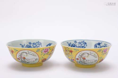 A pair of famille-rose and blue and white 'floral' bowl