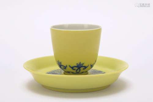 A set of yellow-ground and blue and white tea-cup