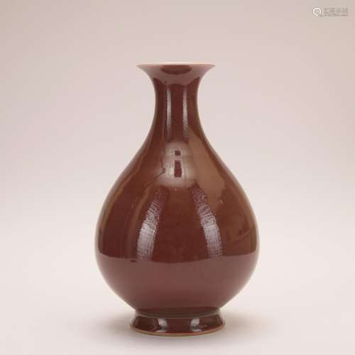 A peachbloom-glazed pear-shaped vase