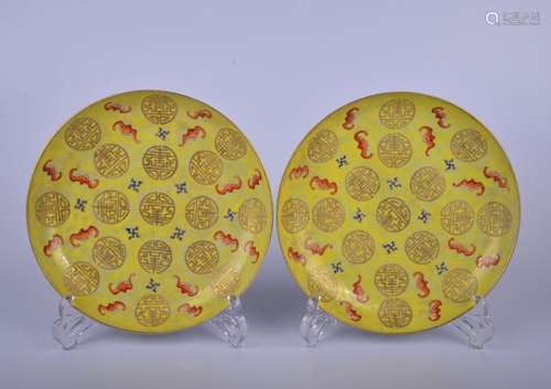 A pair of yellow ground Wu cai 'Fu and bats' dish