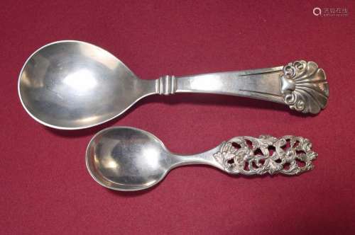 2 serving spoons (cream and ladle)