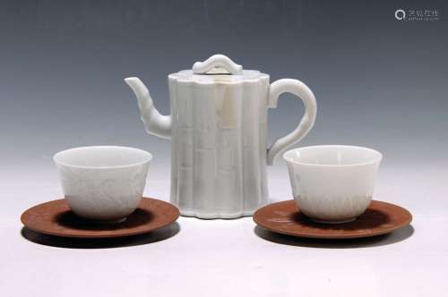 Dessin-Pot and five relief cups of six eras