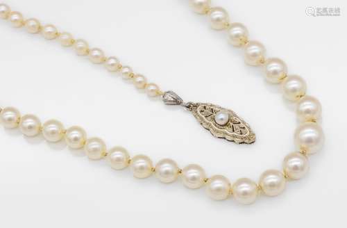 Necklace made of cultured pearls