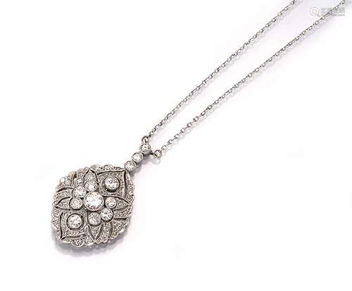 Art-Deco-necklace with diamonds