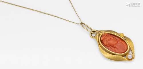 18 kt gold pendant with coral