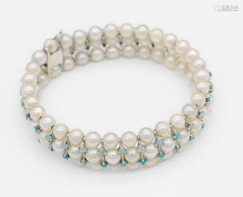 Bracelet made of cultured fresh water pearls and turquoises