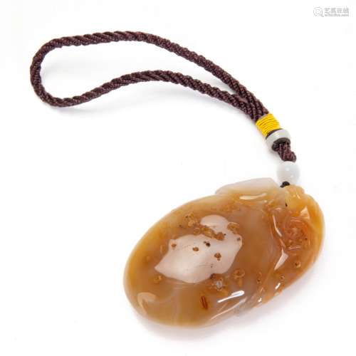 CHINESE CARVED AGATE TOGGLE