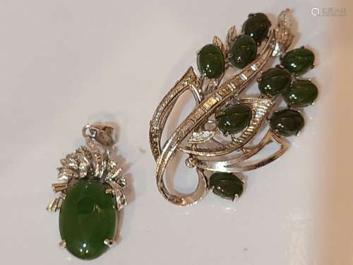 A set of natural jade pendant and brooch