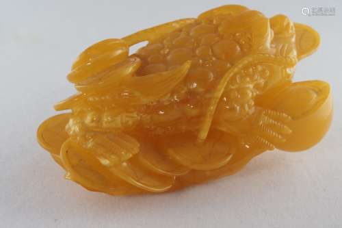 Natural amber carving tod with money