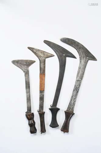 Lot de quatre couteaux de jet, NGBAKA, 45, 43,47,41 cm