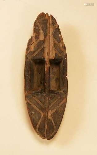Bouclier en bois à décor géométrique. Ngbaka,35 cm