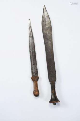 Deux couteaux droits, poignées en bois, Azandé. 50 cm et 40 ...